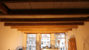 Binnenschilderwerk houten balken aan plafond - Oude verf verwijderen